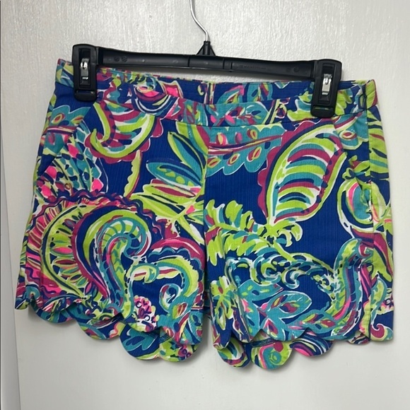 Lilly Pulitzer Pants - 71. LILLY PULITZER Magnolia Shorts Sz. 00 side zip Toucan Play Scalloped